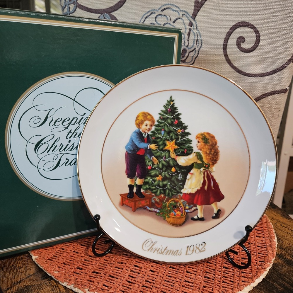Avon 1982 Porcelain Decorative Plate "Keeping The Christmas Tradition" 9 Inches